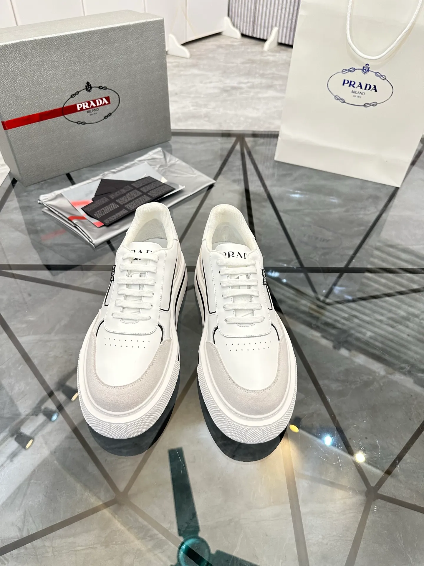 Men's shoes: 💰P580¥ High-end top quality Product trademark: Prada *"Prada*" low-top casual shoes Regular size: 38-45 (can be customized to 46) Product materials: imported first-layer cowhide stitching nubuck leather upper, breathable lining, cowhide foot pads, original ultra-light foam outsole. No.: 001